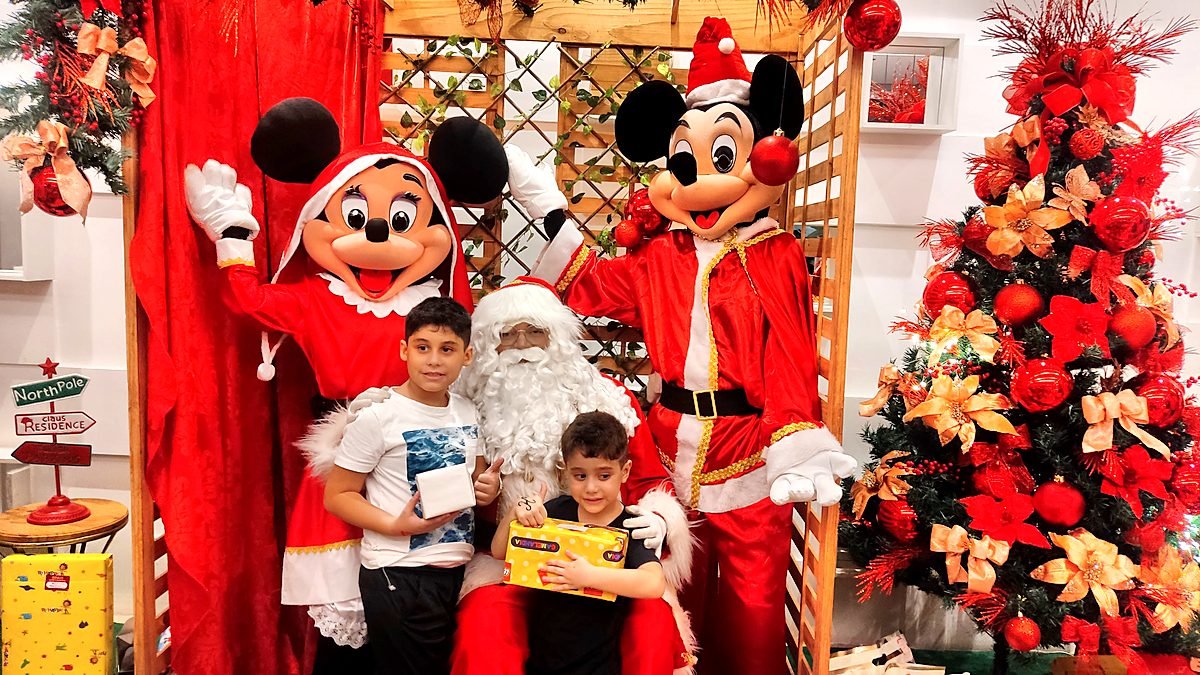 Papai Noel com crianças e presentes