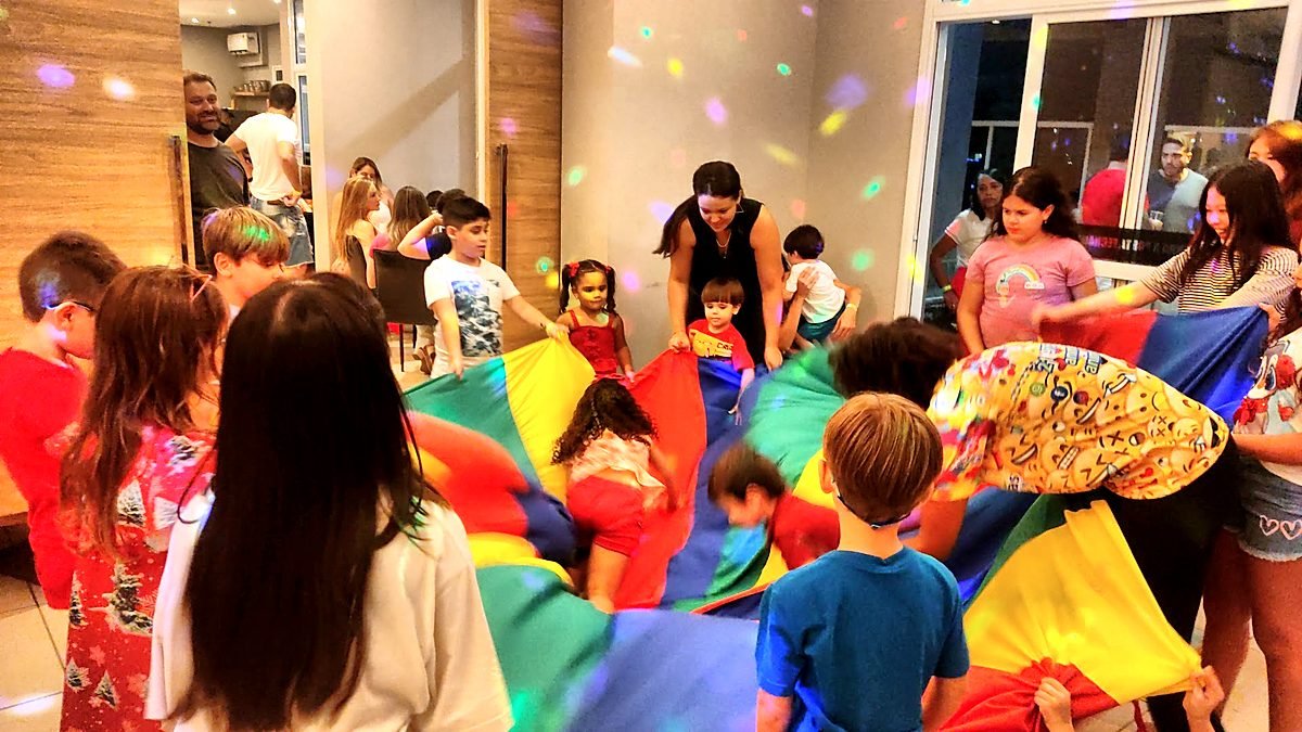 Animação com brincadeiras em confraternização de Natal