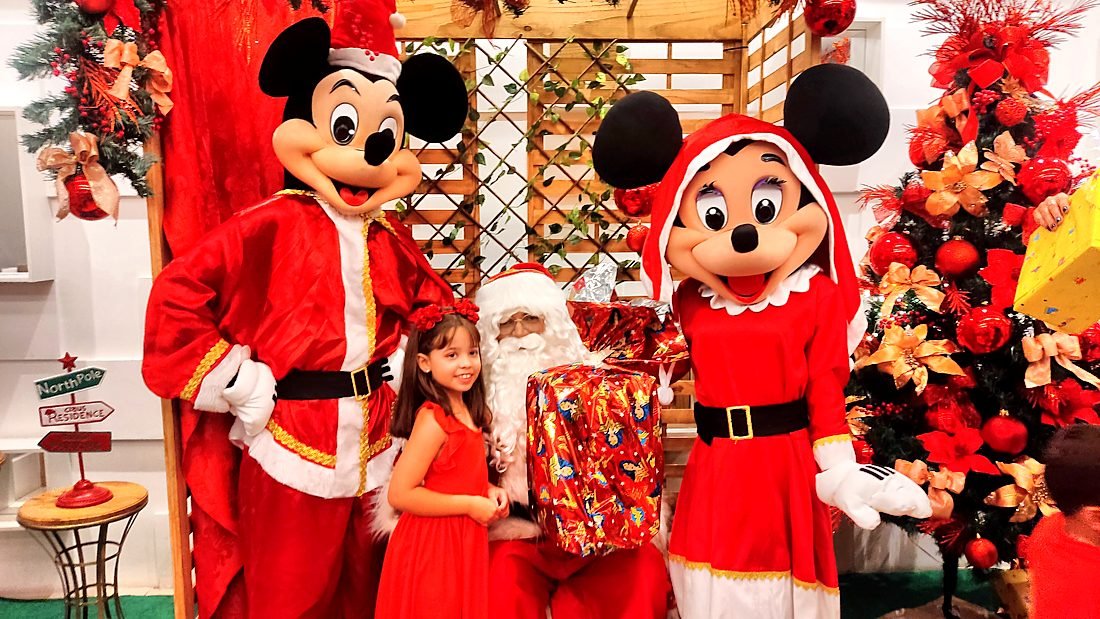 Papai Noel, Mickey e Minnie de Natal com crianças