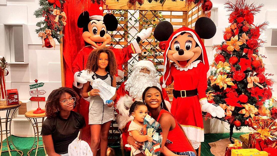 Crianças com Papai Noel e personagens