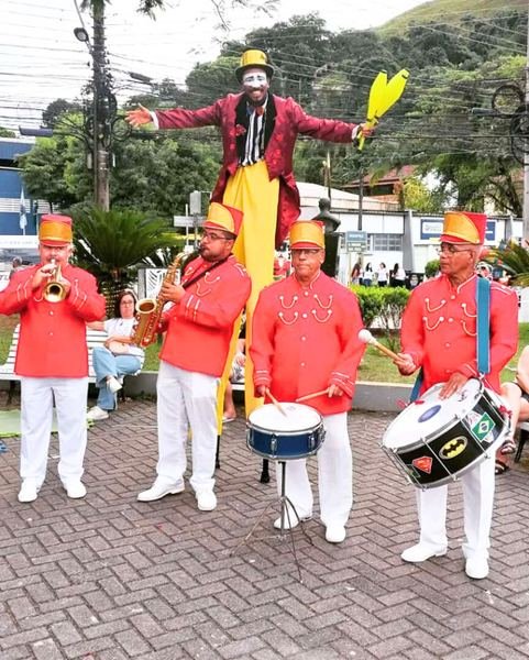 Pernas-de-pau e bandinha
